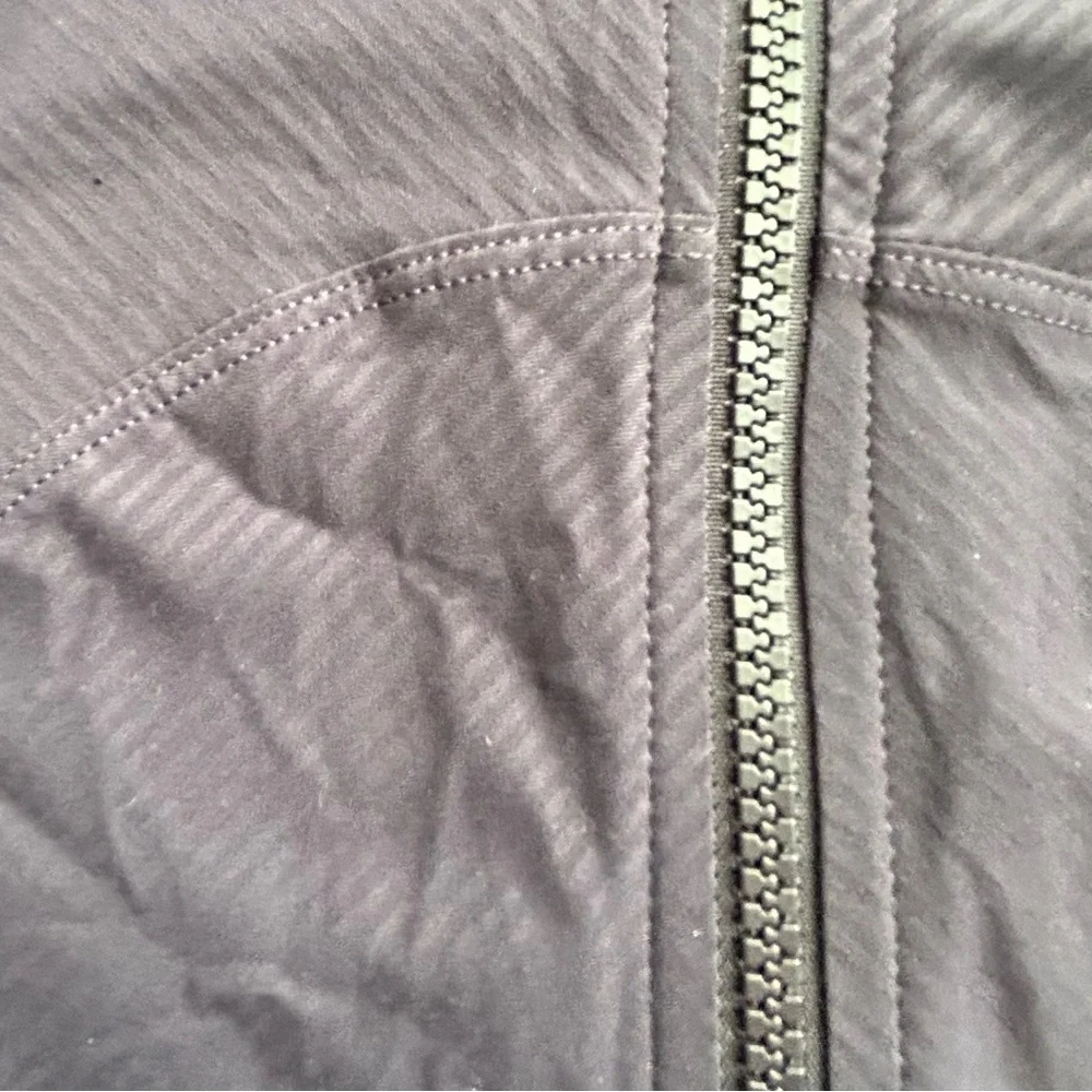 Lululemon Size 4 In Flux Jacket Hoodie Thumbholes in Black Grape - Picture 8 of 8